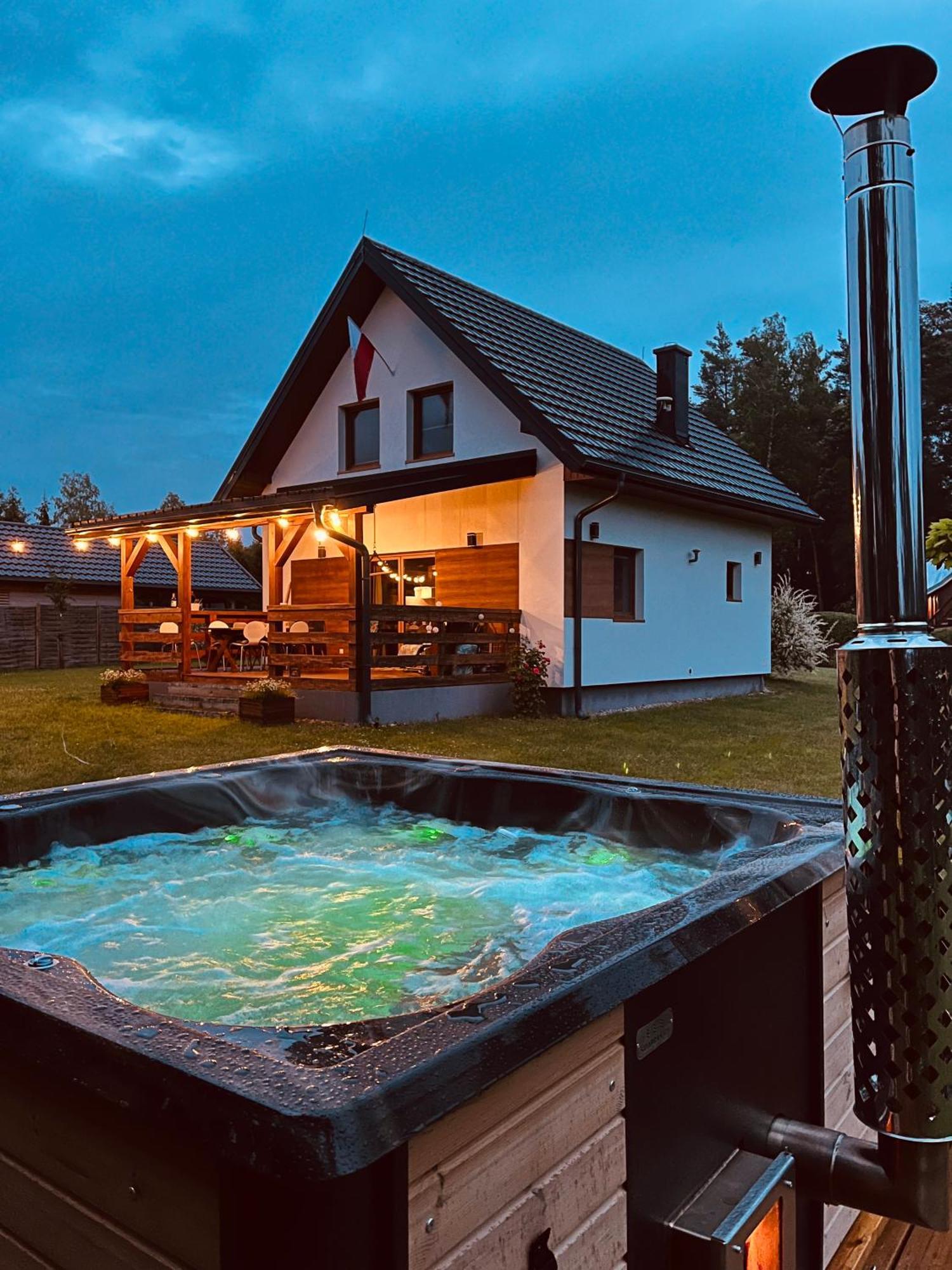 Domek Z Kominkiem Nad Jeziorem Z Jacuzzi Ogrodowym Sumowo  Esterno foto